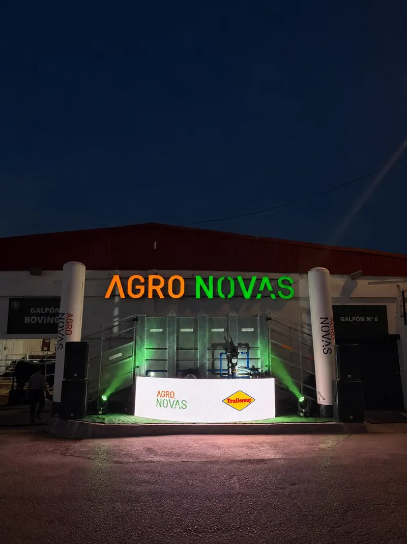 Stand de Agro Novas en la Expo Prado de noche con pantalla LED, columnas inflables, parlantes y luces